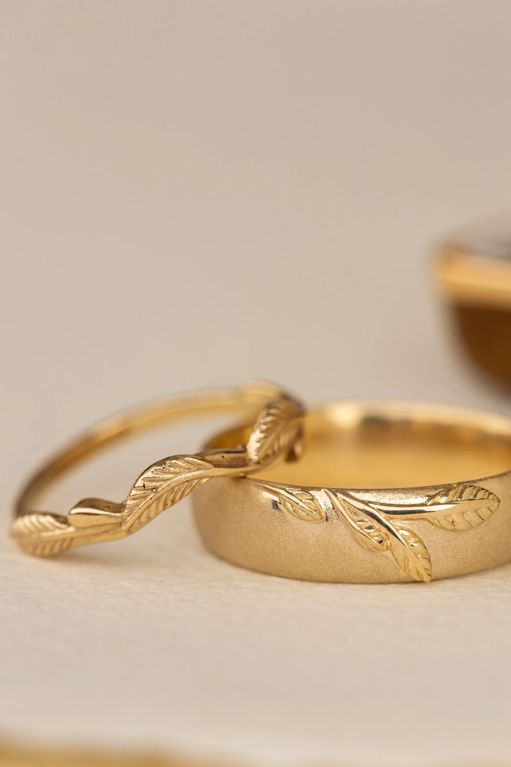 Satin wedding band with branch, sandblast finish, 6 mm wide